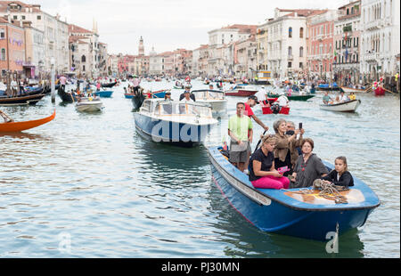 Les rameurs et spectateurs flotter vers le bas et se rassemblent le long du Grand Canal pour la régate historique à Venise, Italie Banque D'Images