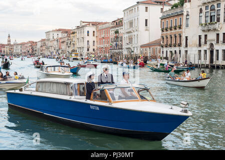 Commissaire de police arrive à la cérémonie de la régate à Venise, Italie Banque D'Images