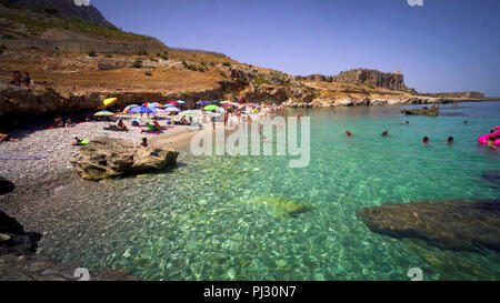 Belle plage de galets avec une mer transparente, en Sicile, Italie. Banque D'Images