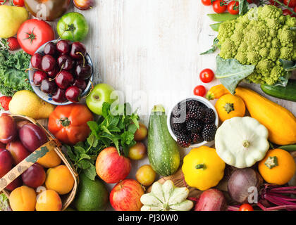 La saine alimentation, de l'été fruits légumes baies, cerises pêches prunes tomates courge brocoli haricots verts betterave, copie espace, vue du dessus, selective focus Banque D'Images