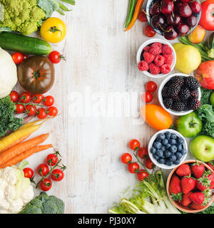 Produits de la ferme bio, assortiment de fruits d'été légumes baies, copy space, carré, vu de dessus, selective focus Banque D'Images