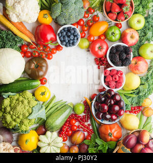 Fruits Légumes baies disposées dans un châssis circulaire, Cerises Pêches Fraises chou-fleur Brocoli Chou Carottes Tomates courge betterave, copie espace, vue du dessus, selective focus / 27 Banque D'Images