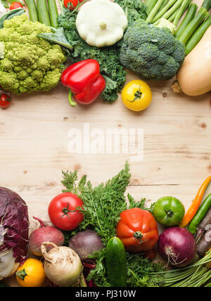 Les produits agricoles frais, légumes et herbes biologiques sur table en bois de pin, en bonne santé, l'arrière-plan de l'espace pour copier du texte dans le milieu, vertical, vue de dessus, selective focus Banque D'Images