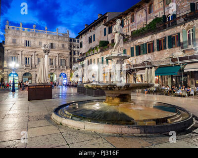 Vérone, Italie - 17 juillet 2018 : Statue de la Vierge sur la Piazza delle Erbe la nuit, Vérone, Vénétie, Italie Banque D'Images