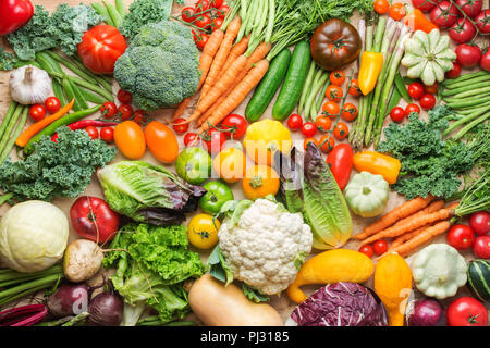 Assortiment de légumes biologiques en bois coloré sur table en pin, des aliments sains, l'arrière-plan Vue de dessus, selective focus Banque D'Images