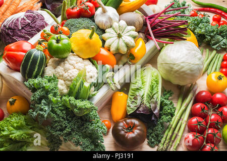 Assortiment de légumes biologiques colorés en blanc sur le plateau de table en pin en bois, de l'alimentation background, selective focus Banque D'Images