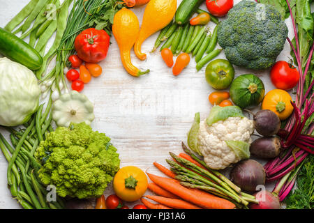 Les produits agricoles frais, cadre coloré fait de légumes biologiques et les herbes on white background, fond en bonne santé, l'espace de copie de texte, de la vue de dessus, selective focus Banque D'Images