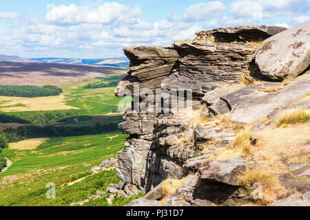 Parc national de Peak District, Derbyshire, Angleterre. Rock formations in Stanage edge, avec les champs et pâturages sur l'arrière-plan, selective focus Banque D'Images