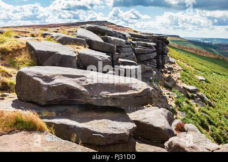 Parc national de Peak District, Derbyshire, Royaume-Uni. Rock formations in Stanage edge, avec les champs et pâturages sur l'arrière-plan, selective focus Banque D'Images