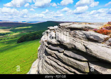 Rock formations in Stanage edge, avec les champs et pâturages sur l'arrière-plan. Parc national de Peak District, Derbyshire, Angleterre, selective focus Banque D'Images