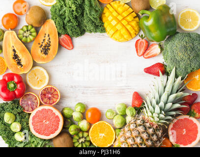 Cadre fait de fruits et de légumes riches en vitamine C, l'orange mangue kiwi pamplemousse poivre citron ananas chou Brocoli Choux de papaye, sur le tableau blanc en bois, vue du dessus, copiez l'espace, selective focus Banque D'Images