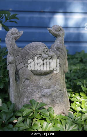 Statue de Bouddha dans un jardin Banque D'Images