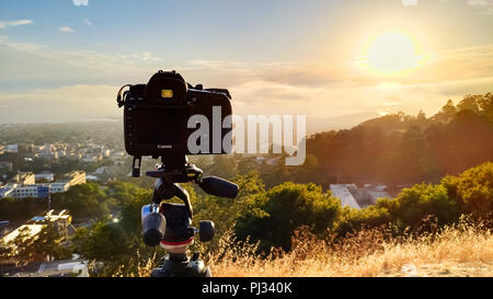 Berkeley, États-Unis - 12 juillet 2018 : Canon 5D Mark IV mis en place sur un trépied Manfrotto chez Grizzly Peak dans Berkeley Hills pointing at San Francisco cov Banque D'Images