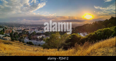 Vue panoramique de Grizzly Peak dans Berkeley Hills sur Berkley, Oakland et San Francisco avec Karl le brouillard enveloppant la ville au coucher du soleil Banque D'Images