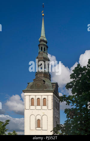 Le beau clocher de l'église de Saint-Nicolas à Tallinn, Estonie Banque D'Images