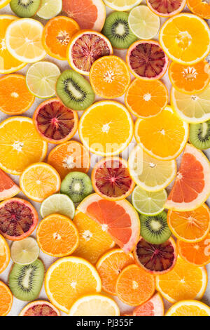 Modèle des fruits colorés, les oranges, les clémentines, les oranges, les kiwis de sang et des pamplemousses sur tableau blanc arrière-plan, Vue de dessus, selective focus Banque D'Images