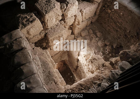 Des fouilles archéologiques sur le site connu sous le nom de "Kishle" à côté de l'ancienne tour fortifiée de David, également connu sous le nom de la citadelle de Jérusalem, dans la vieille ville de Jérusalem Israël. La structure a été érigée en 1834 par Ibrahim Pacha qui ont gouverné le pays d'Israël (Palestine) d'Egypte. Des fouilles archéologiques ont mis au jour des vestiges de dès le 6e siècle avant notre ère et les murs de l'époque du roi Hérode, ainsi que la preuve du Moyen-Âge. Banque D'Images