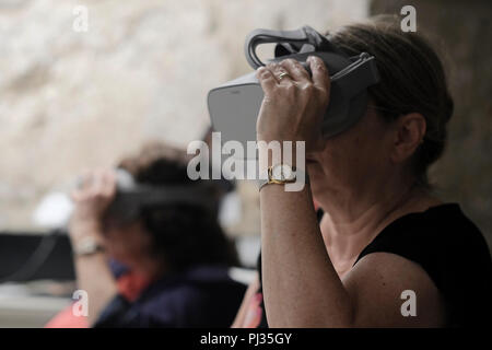 Les visiteurs le visionnage en 3D'contenu grâce à la réalité virtuelle VR à lunettes le TSD Innovation Lab situé dans la Tour de David, connu comme le Musée de la citadelle de Jérusalem en Israël. TOD est un laboratoire d'innovation numérique qui soutiennent le développement et l'intégration de solutions technologiques pour améliorer l'expérience de contenu et d'offrir un espace de co-working pour contribuer à faire de la réalité virtuelle et réalité augmentée accessibles aux entreprises naissantes du matériel, les étudiants et les passionnés. Banque D'Images