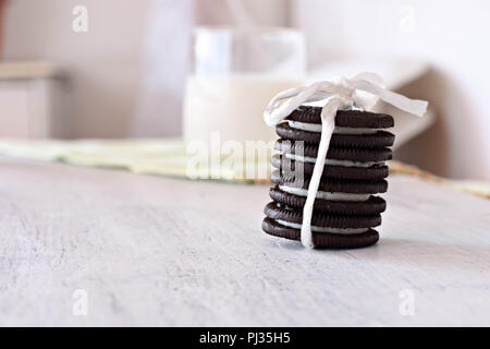 De délicieux cookies au chocolat avec crème vanille cookies au chocolat sucré/ remplissage Banque D'Images