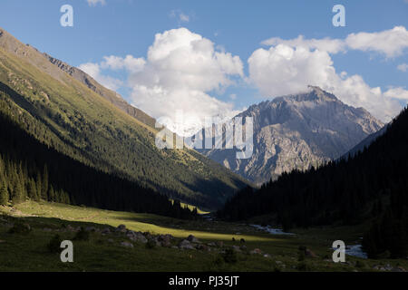 De la vallée Altyn-Arashan en fin d'après-midi avec des ombres profondes au Kirghizstan Banque D'Images