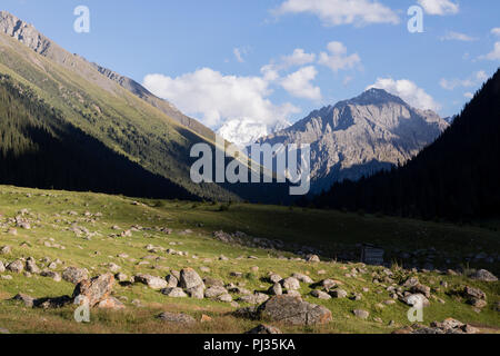 De la vallée Altyn-Arashan en fin d'après-midi avec des ombres profondes au Kirghizstan Banque D'Images