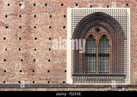 Détail d'une fenêtre renaissance avec une voûte ogivale, dans le château des Sforza de Milan, avec le mur de briques d'adobe Banque D'Images