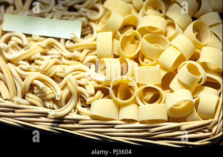 Différents types de pâtes italiennes dans un panier en osier Banque D'Images