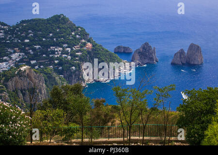 Vue panoramique de faraglioni de balcon dans l'île de Capri Banque D'Images
