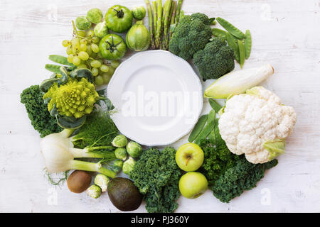 Voir ci-dessus des légumes verts et les fruits disposés dans un châssis circulaire, l'espace pour copier du texte dans le milieu, selective focus Banque D'Images