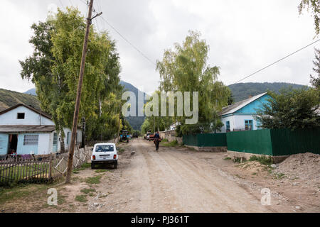 Altyn-Arashan, Kirghizistan, 13 août 2018 : horse trek dans la vallée d'Alty-Arashan près de Karakol Banque D'Images