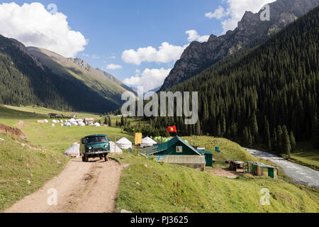 Altyn-Arashan, Kirghizistan, 13 août 2018 : les camps de yourte dans la vallée de Karakol au Kirghizistan près de Altyn-Arashan Banque D'Images