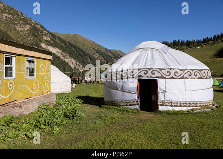 Altyn-Arashan, Kirghizistan, 13 août 2018 : Camp de Yourte dans la vallée de Karakol au Kirghizistan près de Altyn-Arashan Banque D'Images