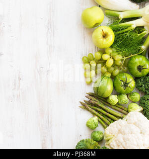 Voir le tableau ci-dessus, top green fruits et légumes sur la table en bois blanc, copie de l'espace pour le texte sur la gauche, carré, vu de dessus, selective focus Banque D'Images