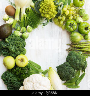 Voir ci-dessus des légumes verts et les fruits disposés dans un châssis circulaire, l'espace pour copier du texte dans le milieu, carré, selective focus Banque D'Images