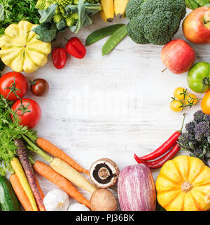 Cadre coloré à base de produits frais, fruits légumes crus herbes sur fond de bois blanc, l'espace pour copier du texte dans le milieu, vue du dessus, carré, sélective f Banque D'Images