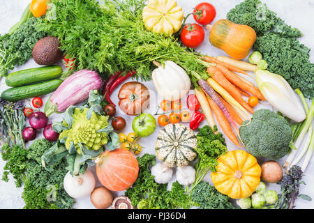 Ferme biologique, varieity les cultures de légumes et herbes organiques colorés sur fond noir en gris clair, vue du dessus, selective focus Banque D'Images