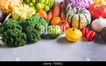 Arc-en-ciel de couleurs différentes légumes sur le fond gris clair, l'espace pour copier du texte ci-dessous, selective focus Banque D'Images
