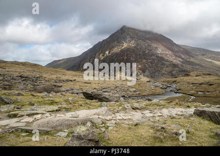 Rocky path à Cwm Idwal, parc national de Snowdonia, le Nord du Pays de Galles. Pen An Wen Ole dans l'arrière-plan. Banque D'Images