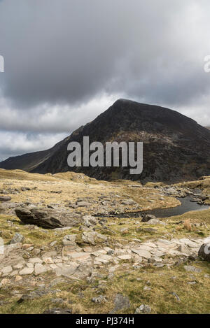 Rocky path à Cwm Idwal, parc national de Snowdonia, le Nord du Pays de Galles. Pen An Wen Ole dans l'arrière-plan. Banque D'Images