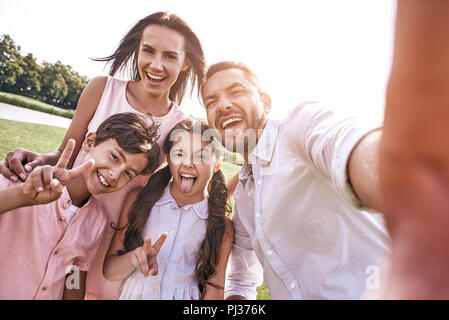 De beaux souvenirs. Famille de quatre personnes (avec photo sur selfies smartp Banque D'Images