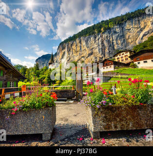 Vue d'été colorés de village de Lauterbrunnen. Belle scène en plein air dans les Alpes Suisses, dans l'Oberland bernois dans le canton de Berne, Suisse, Europe. Banque D'Images