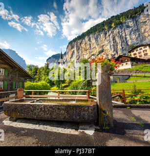 Vue d'été colorés de village de Lauterbrunnen. Belle scène en plein air dans les Alpes Suisses, dans l'Oberland bernois dans le canton de Berne, Suisse, Europe. Banque D'Images