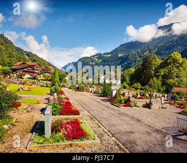 Vue d'été colorés de cimetière du village de Lauterbrunnen. Belle scène en plein air dans les Alpes Suisses, dans l'Oberland bernois dans le canton de Berne, Suisse. Banque D'Images