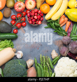 Variété de fruits et légumes différents dans un cercle, les cerises, les pommes, kiwis, bananes, oranges, avocats, carottes, betterave, chou-fleur, brocoli, Banque D'Images