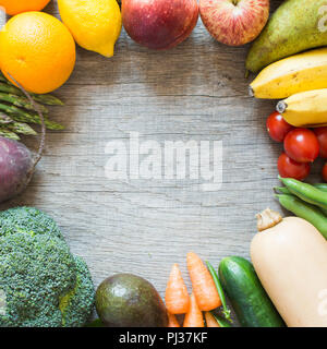 Différents fruits légumes disposées en cercle, vue du dessus sur le tableau gris selective focus Banque D'Images