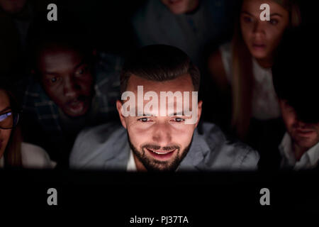 Close up.L'accent businessman looking at le moniteur de l'ordinateur Banque D'Images