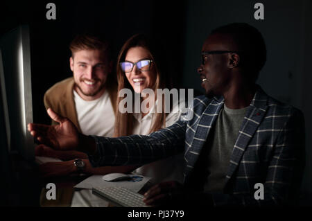 Employés aborder quelque chose assis à la 24 Banque D'Images