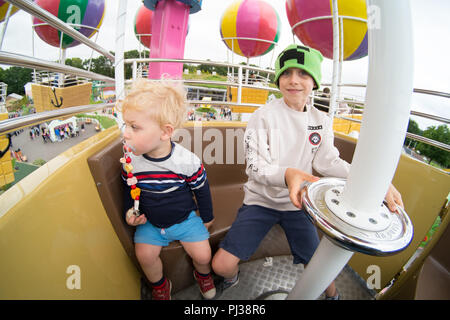 Deux garçons âgés de 2 et 9 ans sur Peppa Pig's big balloon ride, Peppa pig world, Paultons Park , Romsey, Hampshire, Angleterre, Royaume-Uni. Banque D'Images