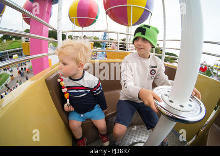 Deux garçons âgés de 2 et 9 ans sur Peppa Pig's big balloon ride, Peppa pig world, Paultons Park , Romsey, Hampshire, Angleterre, Royaume-Uni. Banque D'Images