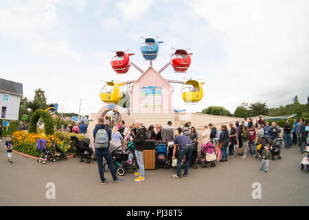 Mlle Lapins vol en hélicoptère ride, Peppa pig world, Paultons park, Romsey, Southampton, Angleterre, Royaume-Uni. Banque D'Images